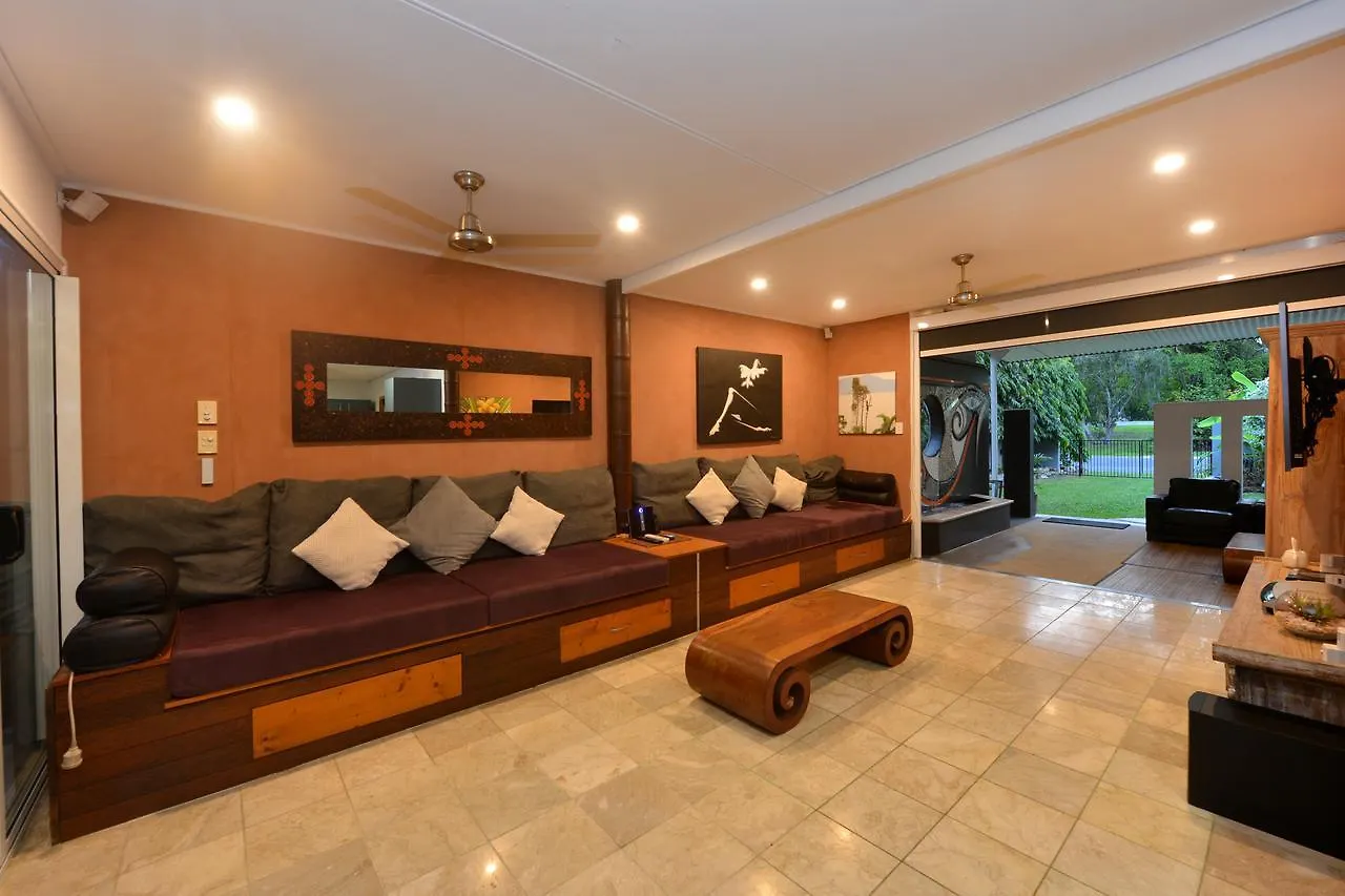 The Coconut Hut Villa Port Douglas Holiday home