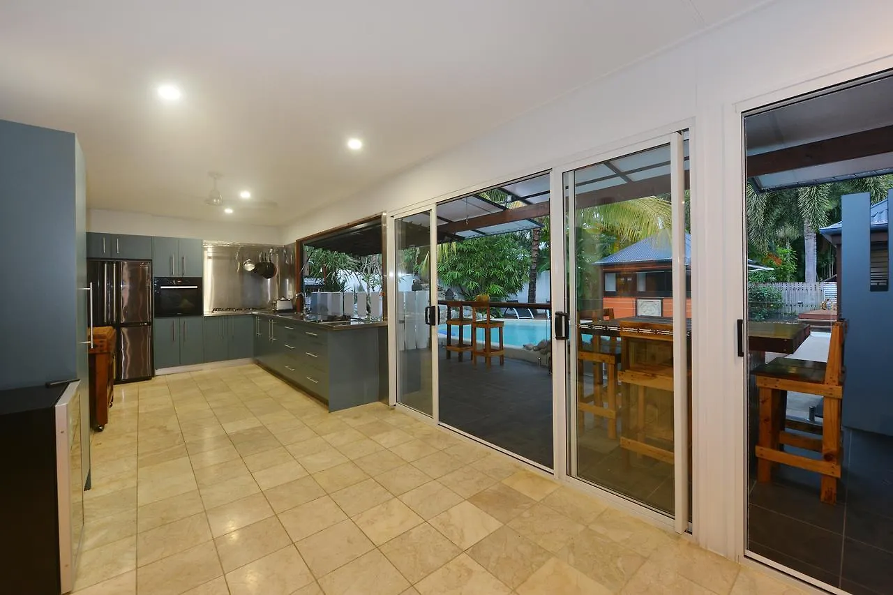 The Coconut Hut Villa Port Douglas 0*,